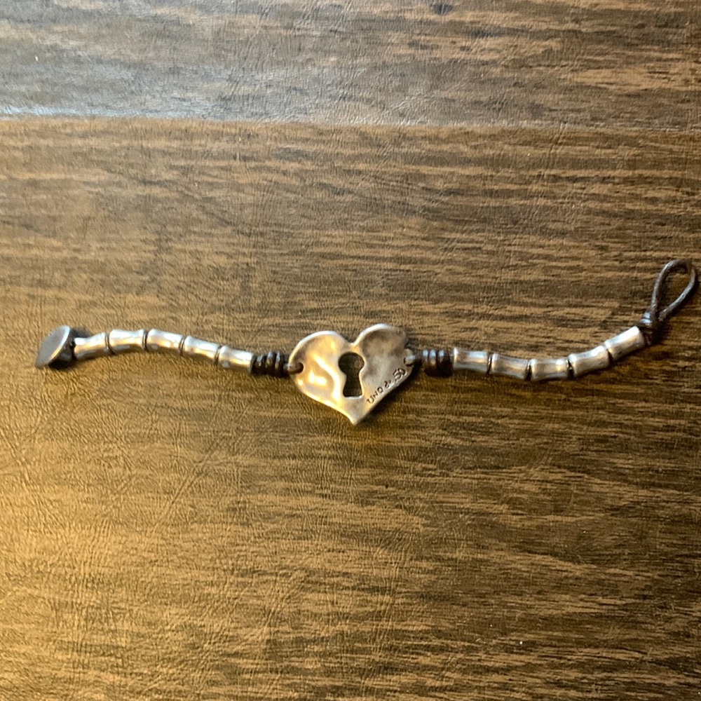 Uno de 50 bracelet. Leather and silver.